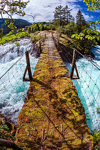 山河上的悬索桥美丽的自然挪威自然景观鱼眼镜头图片