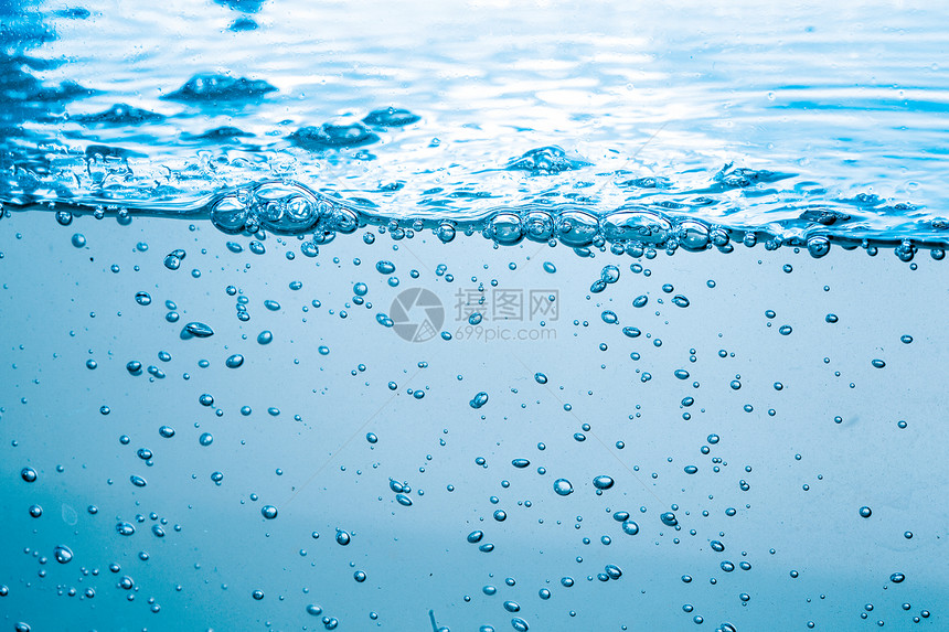 许多气泡水中,抽象的水波与气泡图片
