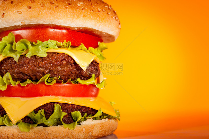 美味可口的黄色背景汉堡图片
