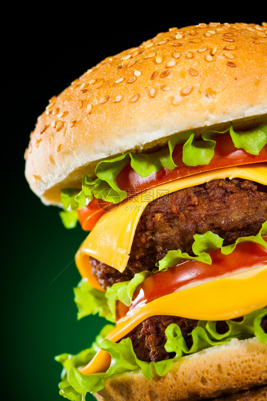 美味开胃的汉堡深绿色的背景图片