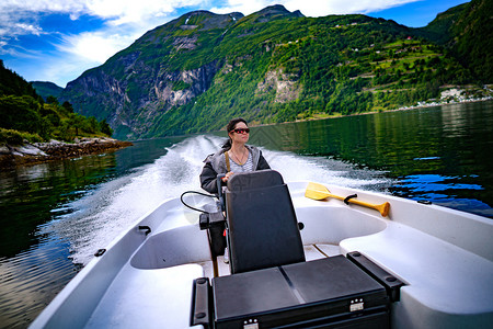 开摩托艇的女人吉兰格峡湾,美丽的自然挪威暑假图片
