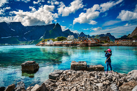 自然摄影师游客带着相机拍摄洛芬群岛岛屿挪威美丽的自然挪威图片