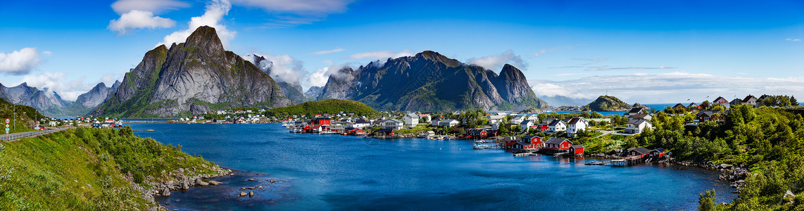 全景掠夺者挪威诺德兰县的个群岛以独特的风景而闻名,戏剧的山脉山峰,开阔的大海庇护的海湾,海滩未触及的土地背景图片
