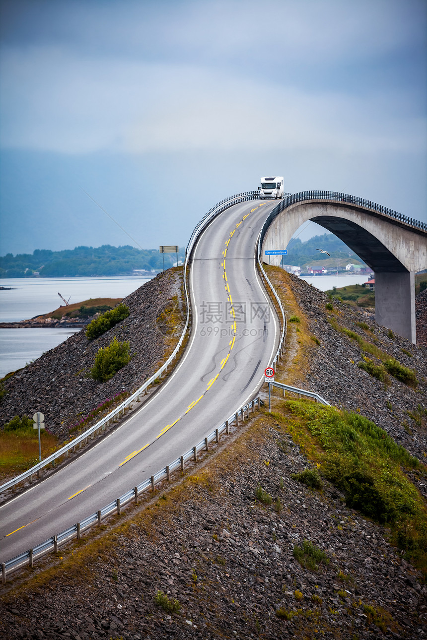 大篷车高速公路上行驶大西洋公路大西洋公路亚特兰蒂斯被授予世纪挪威建筑称号图片