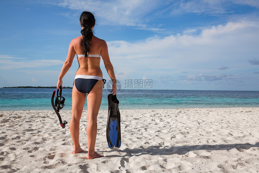 比基尼女孩带着浮潜装备海滩马尔代夫图片