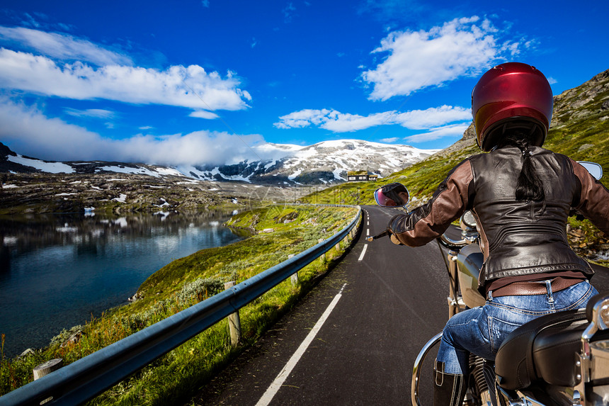 骑自行车的女孩挪威骑山路人称视图图片
