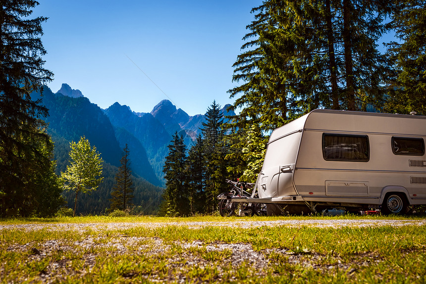 家庭度假旅行,汽车度假旅行,商队汽车度假美丽的自然意大利自然景观阿尔卑斯山图片