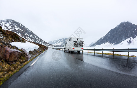商队车高速公路上行驶美丽的自然挪威自然景观高清图片