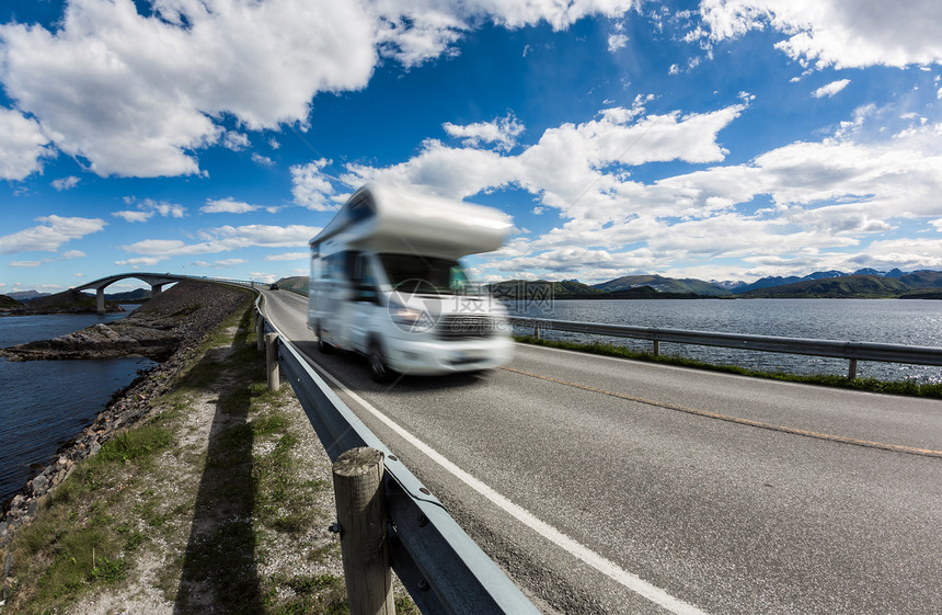 大篷车RV高速公路上行驶大篷车运动模糊挪威大西洋路大西洋路Atlanterhsveien被授予挪威世纪图片