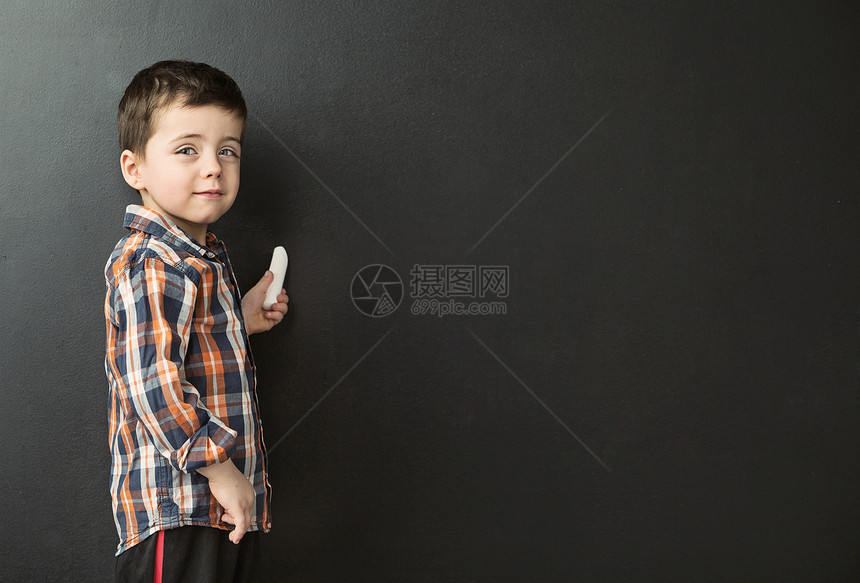 可爱的小男孩黑板上画画图片