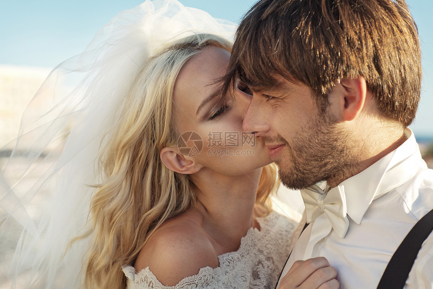 轻新娘亲吻丈夫的浪漫照片图片