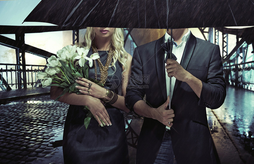 站大雨中的那夫妇的肖像图片