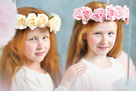 两个红头双胞胎姐妹摆姿势图片