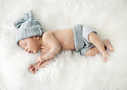 双边新生儿睡白色毯子上背景