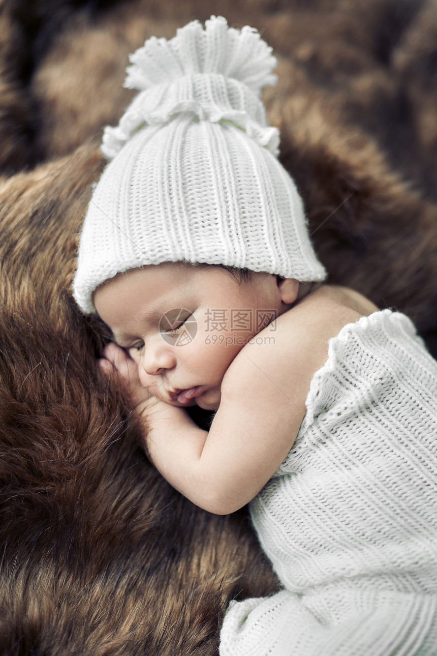 可爱的新生儿睡毛皮上图片