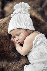 可爱的新生儿睡毛皮上图片