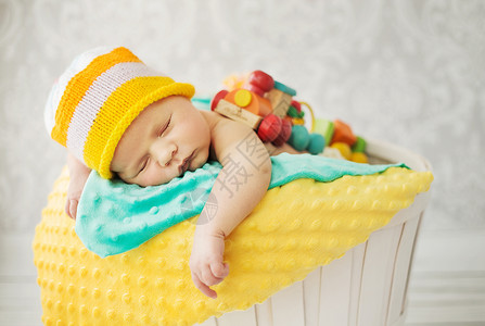 可爱的婴儿睡柳条篮子里图片