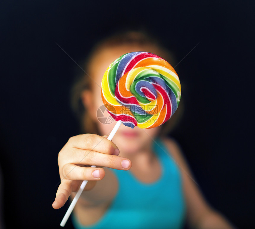 姜姑娘手里着颗又甜又彩的棒棒糖图片