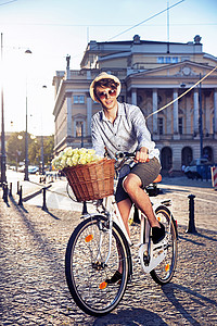 优雅的人骑着白色自行车图片