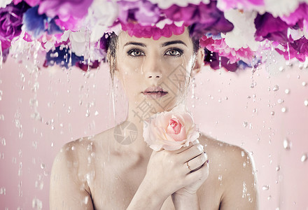 湿漉漉的女士头上戴着个巨大的花环图片