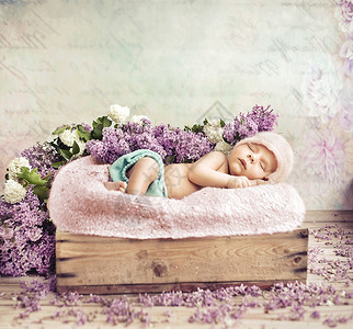 紫色小熟睡的蹒跚学步的孩子躺紫色的花毯子上背景