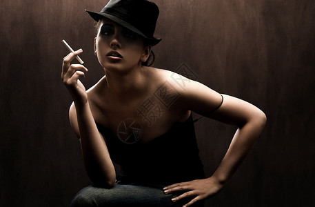 调情的女人抽烟图片