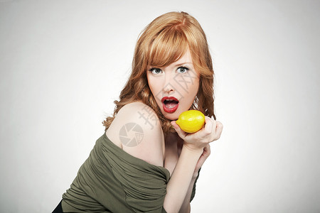 带柠檬的红头发模特图片