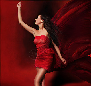 位穿着红色时尚礼服的优雅女人的肖像图片