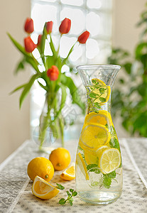 桌子上新鲜的柠檬柠檬水图片