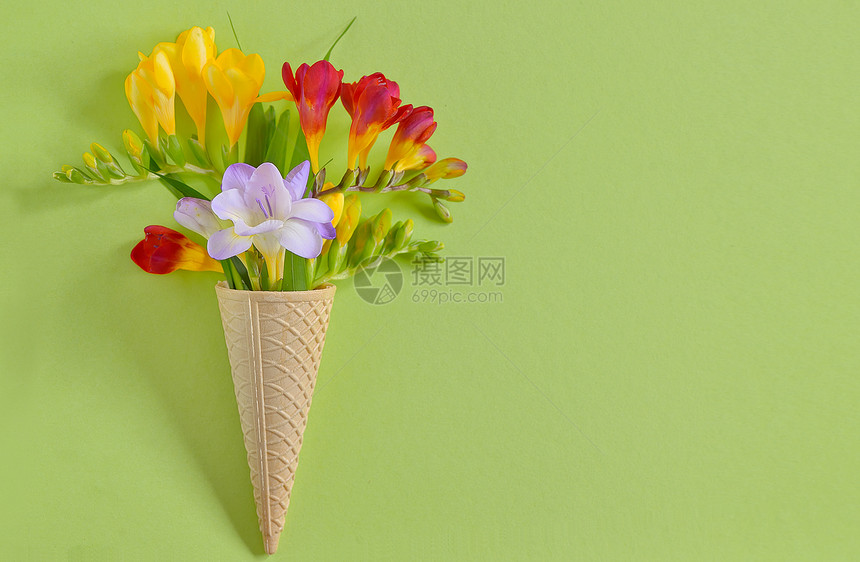 冰淇淋华夫饼中的免费鲜花图片