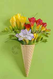 冰淇淋鲜花边框冰淇淋华夫饼中的免费鲜花背景
