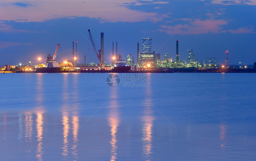 工业石化厂海上夜间图片
