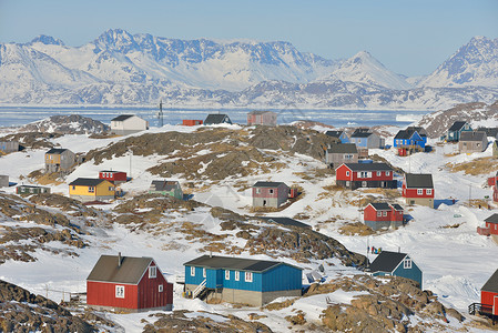 春天格陵兰五颜六色的房子高清图片