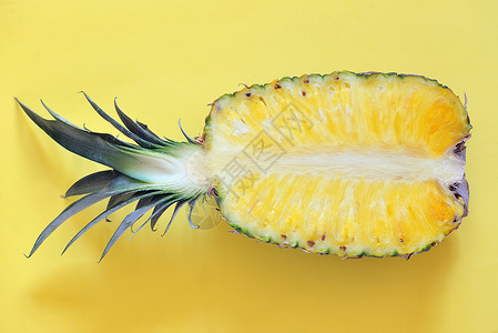 桌子上生切菠萝背景图片