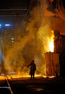 钢厂内部烤箱附近的钢铁工人图片