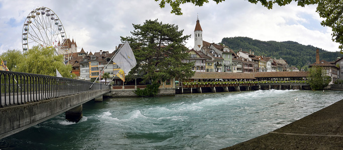 手绘游乐园大门图恩,瑞士城堡背景