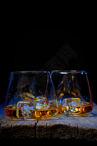 杯苏格兰威士忌冰隔开木桌上图片