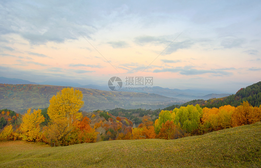 山村里五彩缤纷的秋天景观图片