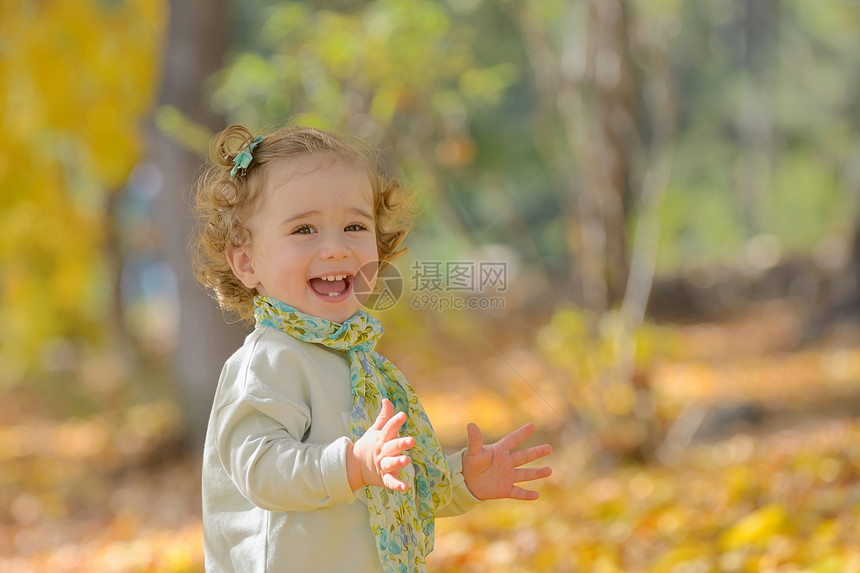 秋天公园里快乐的小女孩图片