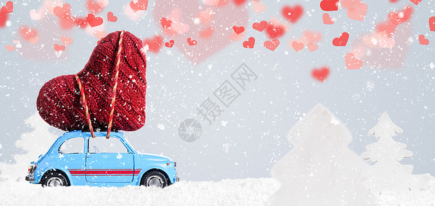 雪心蓝色复古玩具车灰色背景下为情人节送心背景
