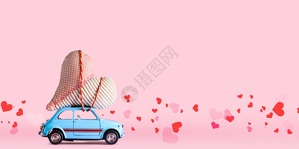 粉紅色复古玩具车交付工艺心情人节粉红色与纸屑背景