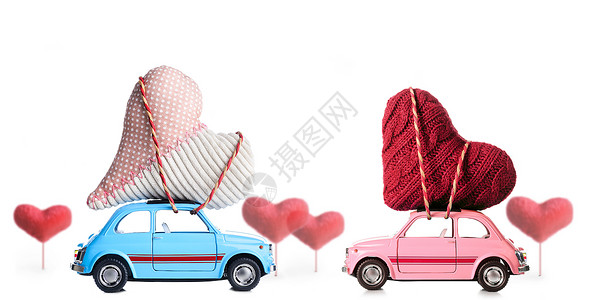 几辆复古玩具车白色背景下为情人节送上工艺之心图片