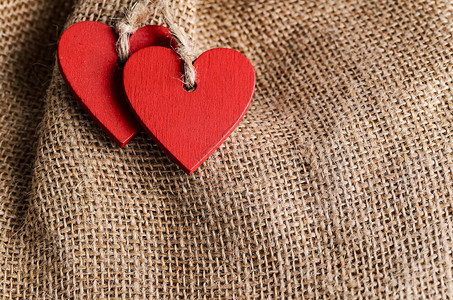 几颗装饰的木制红心,用于情人节的帆布背景图片