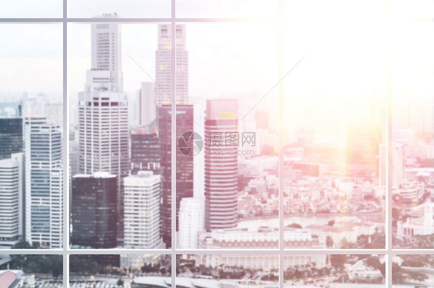 办公室窗口查看办公室窗口观看现代新加坡市中心摩天大楼的日落景色图片