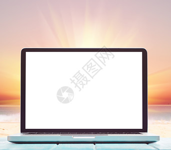 现代笔记本电脑蓝色木制桌子与空白屏幕热带海滩海边工作图片