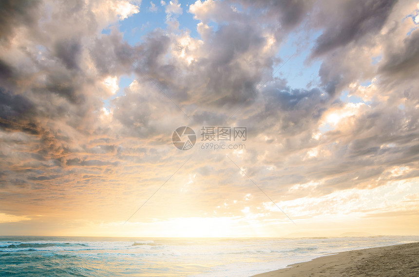 多云的海上日落海边戏剧的多云日落图片
