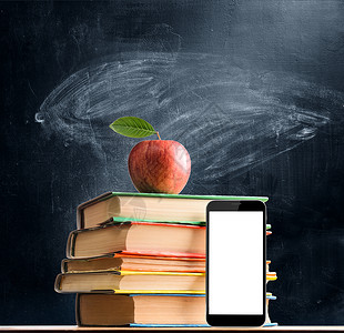 学校书籍智能手机学校的书籍,智能手机新鲜的苹果黑板背景下图片