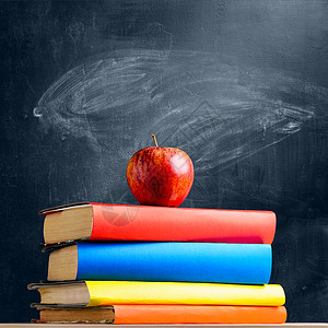 学校配件靠黑板回学校书新鲜苹果靠黑板上图片