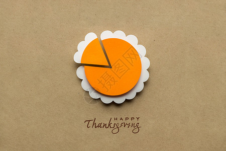 创意感恩节照片的南瓜派用棕色背景的纸的图片