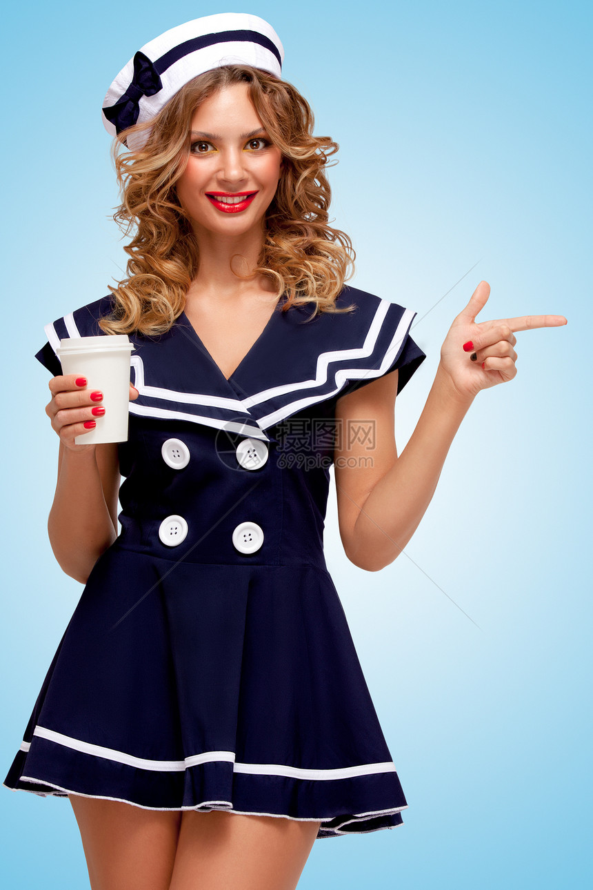 创造的照片,个趣的钉水手女孩与咖啡杯,指边的蓝色背景上的手指图片
